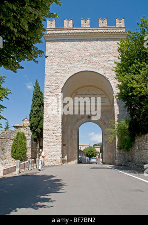 Porta Nuova, Assisi, Italie Banque D'Images