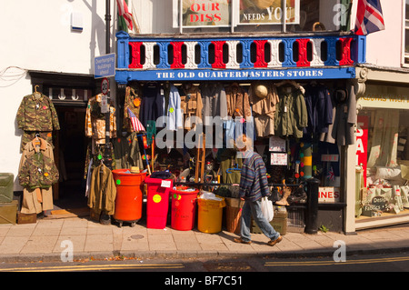 Le vieux timoniers ( magasins de surplus d'armée ) à Diss Norfolk,,UK Banque D'Images