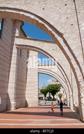 Des arcs-boutants impressionnante de la Basilica di Santa Chiara, Assisi, Italie Banque D'Images