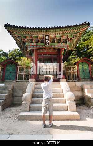 Tourist photographing Eosumun la porte en face de Juhamnu Gyujanggak et dans le jardin de Seceret Royal Changdeokgung Palace Seoul Banque D'Images
