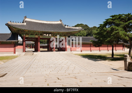 Vu de la porte Jinseonmun Geumcheongyo Bridge dans Palais Royal Changdeokgung à Séoul Banque D'Images