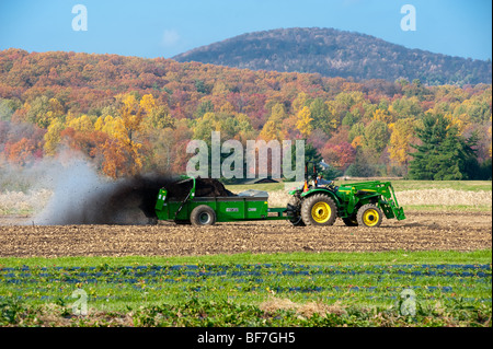 La diffusion de compost avec le tracteur , Catoctin Mountain Orchard Thurmont, Maryland Banque D'Images