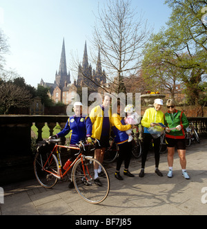 Royaume-uni, Angleterre, Staffordshire, Lichfield, les cyclistes se préparer à jour Banque D'Images