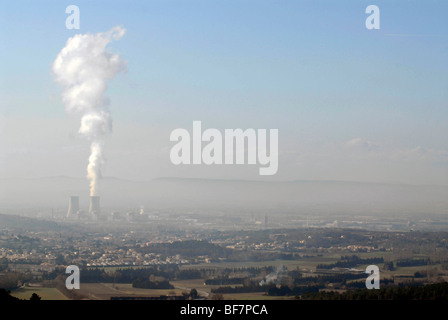 Du site nucléaire du Tricastin vu depuis le village de Clansayes (26) Banque D'Images