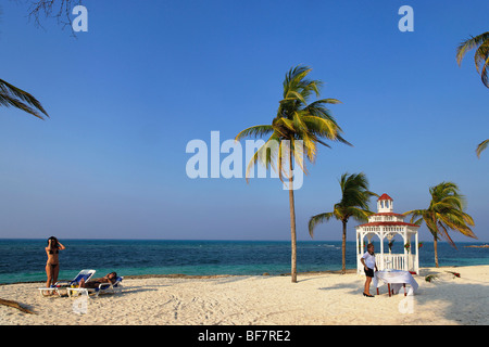 Pavillon à plage de sable, Guardalavaca, Holguin, Cuba, Antilles Banque D'Images