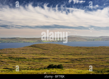 Vue sur la baie de Bantry à péninsule de Sheep's Head, du bas des pentes du mont Sugarloaf, Beara, pays de Cork, Irlande Banque D'Images