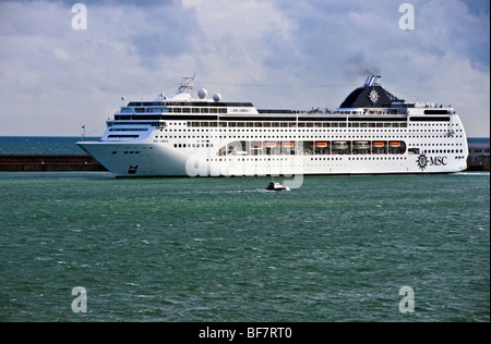 MSC Croisières navire de croisière MSC Lirica quitte Douvres en Angleterre Banque D'Images