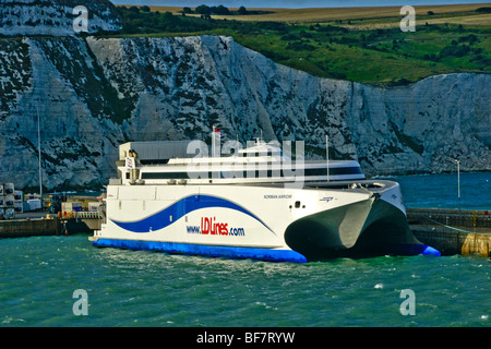 LD Lines Ferry rapide InCat catamaran Norman Arrow à Douvres. Ce métier de Portsmouth voiles maintenant Banque D'Images