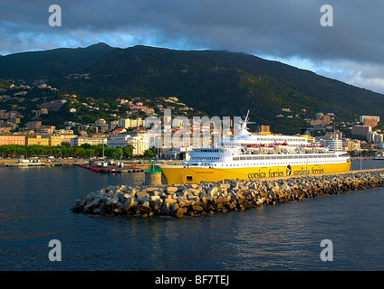Corse : ferry-boat de la société Corsica Ferries Banque D'Images