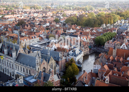 Vue sur la ville de Bruges à partir du haut de la tour du beffroi ou Tour Belfort Bruges Belgique Banque D'Images