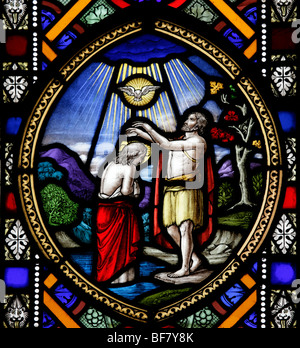 Détail de la vitrail est par J & J King de Norwich représentant le Baptême de Jésus-Christ Banque D'Images