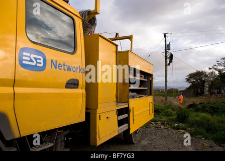 Fournisseur d'électricité ESB irlandaise des ingénieurs travaillant pour le remplacement d'un transformateur en Donegal rural Banque D'Images