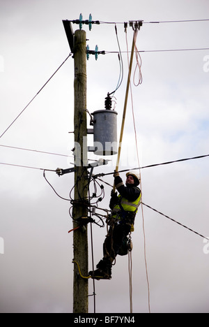 Fournisseur d'électricité ESB irlandaise ingénieur travaillant pour le remplacement d'un transformateur en Donegal rural Banque D'Images