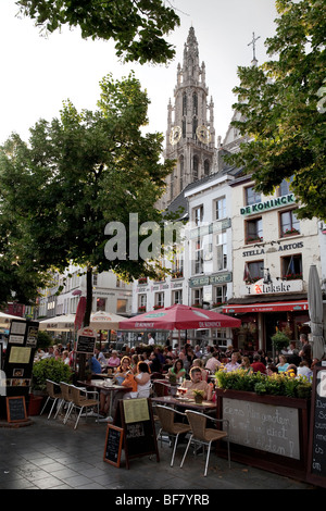 Café du soir dans la scène Groenplats avec la tour de la cathédrale derrière. Banque D'Images