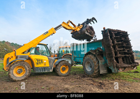 JCB 531-70 Agri télescopique agricole épandeur de fumier chargement - France. Banque D'Images