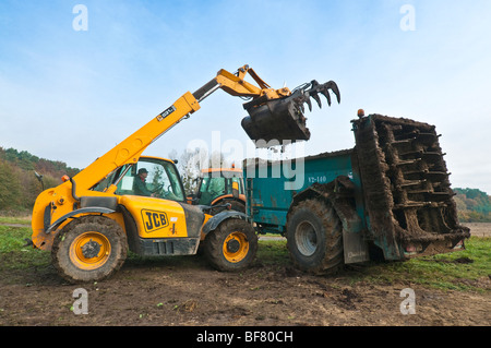 JCB 531-70 Agri télescopique agricole épandeur de fumier chargement - France. Banque D'Images