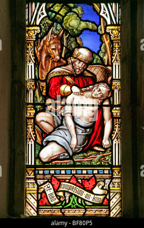 Une vitrail de William Warrington représentant le Good Samaritan's Act of compassion, l'église St Andrew's, Field Dalling, Norfolk Banque D'Images