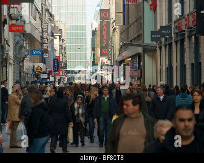 La rue Neuve à Bruxelles, la principale rue commerçante, avec beaucoup de gens. Belgique Banque D'Images