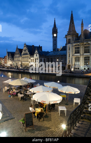 Restaurant ouvert le soir le long de la scène Graslei Banque D'Images