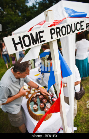 Un étal de vente accueil produire à une fête du village rural dans les Cotswolds, Eastleach Turville, Gloucestershire, Royaume-Uni Banque D'Images