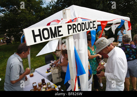 Un étal de vente accueil produire à une fête du village rural dans les Cotswolds, Eastleach Turville, Gloucestershire, Royaume-Uni Banque D'Images