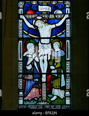 Un vitrail représentant la Crucifixion de Jésus Christ, l'église de St Mary, South Tidworth, Wiltshire Banque D'Images