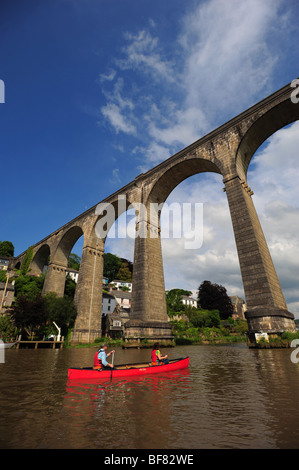 Un homme et une femme canoë et kayak sur la Rivière Tamar, sur la frontière de Devon et de Cornouailles, Royaume-Uni, dans le village de Céret Banque D'Images