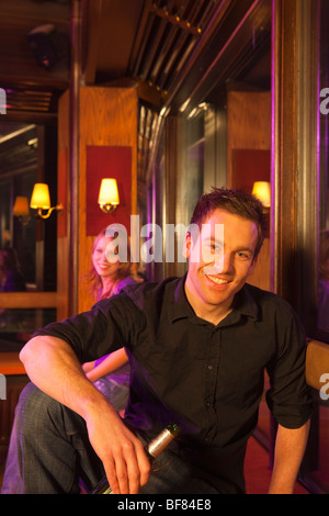 Jeune homme dans une discothèque, laughing Banque D'Images