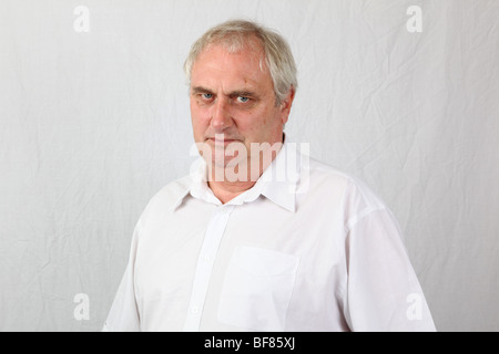 Fin du moyen de gray man à la sombre grave déterminé austère l'accent grave et pensif stern réfléchie resolute Banque D'Images