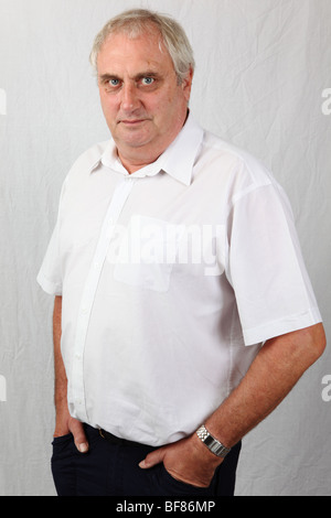 Fin du moyen de gray man à la sombre grave déterminé austère l'accent grave et pensif stern réfléchie resolute Banque D'Images