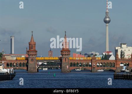 Berlin. L'Allemagne. L'Oberbaum bridge enjambe la rivière Spree connexion Friedrichschain & Kreuzberg. Banque D'Images