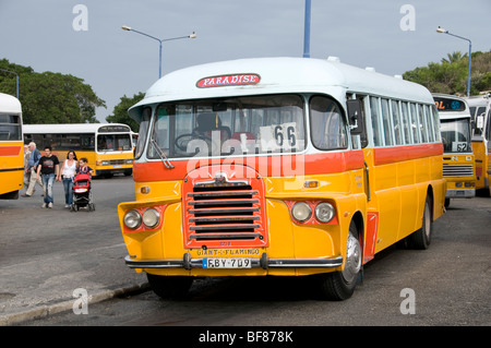 Malte Valletta City Bus de Transport Public jaune Banque D'Images