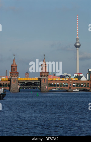 Berlin. L'Allemagne. L'Oberbaum bridge enjambe la rivière Spree connexion Friedrichschain & Kreuzberg. Banque D'Images