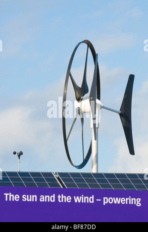 Les petites éoliennes et panneaux solaires sur le dessus de la Seabird Centre, North Berwick, en Écosse. Banque D'Images