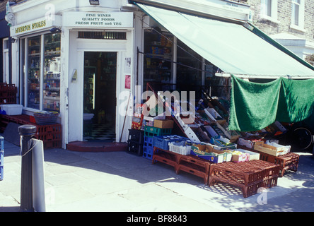 Ville typique corner shop dans le nord de Londres avec des provisions en dehors de la chaussée et d'une marquise Banque D'Images