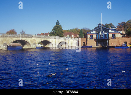 Henley on Thames Oxfordshire, UK. Vue sur la rivière avec Henley Bridge construit en 1786 Régate royale construit HQ 1983 architecte Terry Farrell Banque D'Images