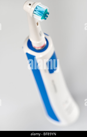 Brosse à dents électrique bleu et blanc Banque D'Images