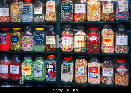 Une exposition de pots doux sur des étagères dans une confiserie de Sussex, Grande Bretagne Angleterre UK 2009 Banque D'Images