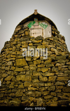 Refuge de survie au sommet de Ben Nevis Banque D'Images