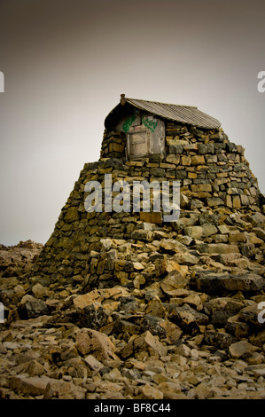 Refuge de survie au sommet de Ben Nevis Banque D'Images