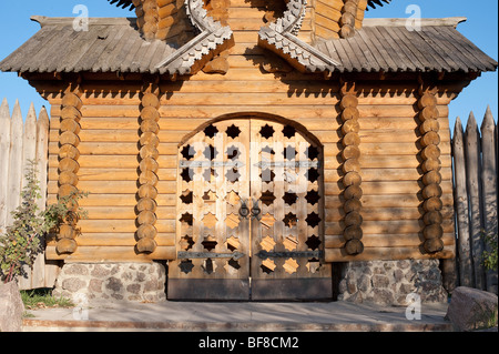 Barrière en bois. Une porte dans un style ancien Banque D'Images