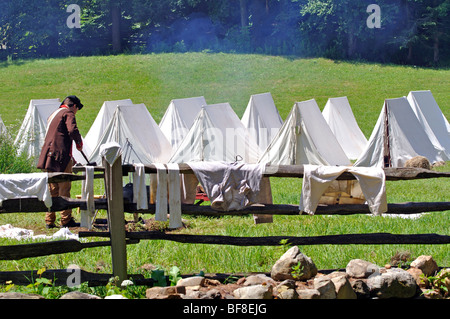 Le séchage des vêtements sur une clôture en camp de tentes militaires en costume - Guerre de la Révolution américaine (années 1770) Époque re-enactment Banque D'Images