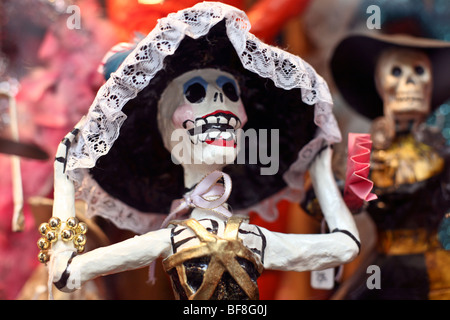 Rouged macabre de la fille du prince en vitrine avec ruban rose autour du cou et portant un sombrero noir garni de dentelle Banque D'Images