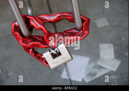 Chaîne et cadenas sur l'entrée d'atelier fermé. Londres. UK 2009. Banque D'Images