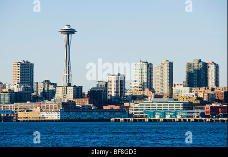 La Space Needle et les édifices au centre-ville de Seattle sur la baie Elliott. Banque D'Images