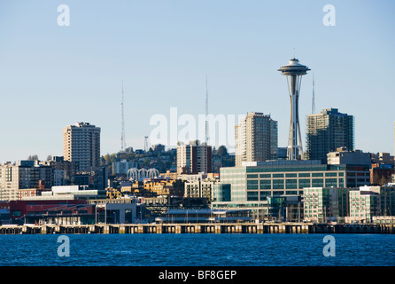 La Space Needle et les édifices au centre-ville de Seattle sur la baie Elliott. Banque D'Images