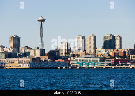 La Space Needle de Seattle et les bâtiments environnants, sur l'Elliott Bay waterfront. Banque D'Images