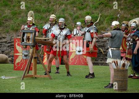 Ermine Street Guard effectuant à la spectaculaire militaire romaine à Caerleon Banque D'Images