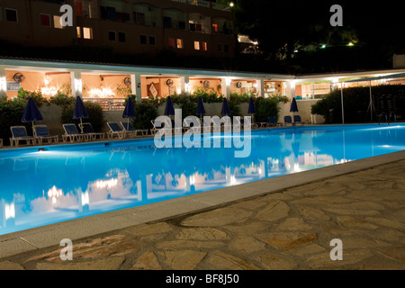 L'hôtel grec reflet dans une piscine la nuit Banque D'Images