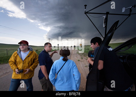 Chercheurs participant au projet Vortex 2 park le long d'une route à observer une tempête dans l'ouest du Nebraska, le 6 juin 2009. Banque D'Images